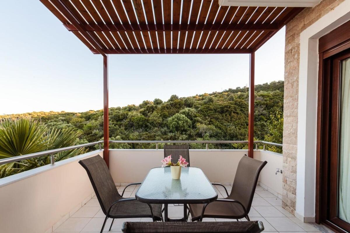 Villa Armonia - Beachfront Majestic Retreat Petalídhion Exteriör bild